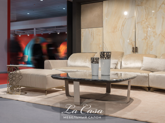 Фото журнальный столик Omega от фабрики Longhi общий вид с диваном - фото №2